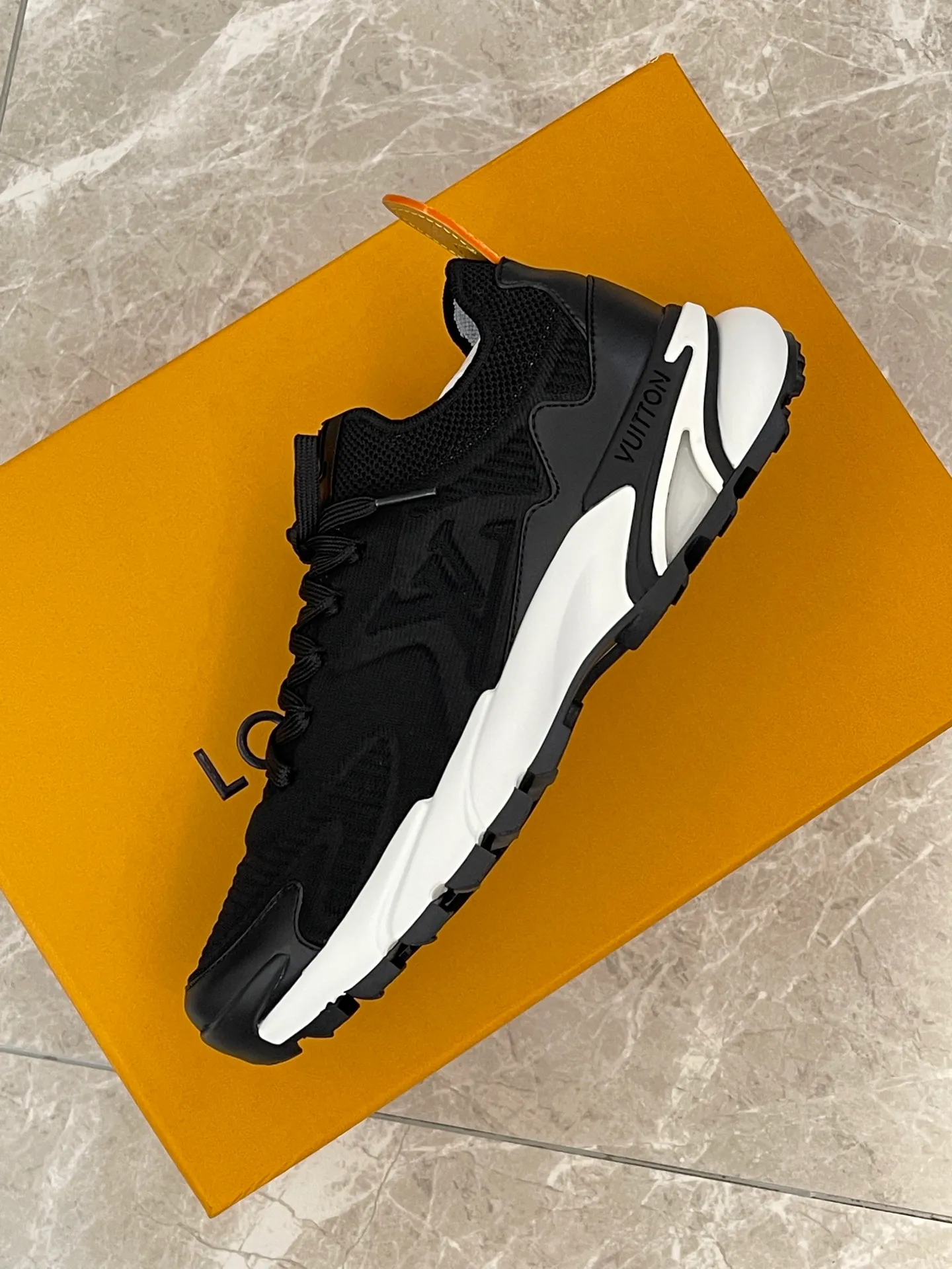 [L Home] Top P: 700💰 Size: 39-44 (customized at 38.45.46) LV Donkey Brand Louis Vuitton RUNNER TATIC new men's sneakers This LV Runner Tatic sneaker uses a whole piece of technical knitting to create an easy-to-take-off design, and then outlines the upper with cow leather trim. The LV logo on the side releases a dynamic atmosphere between the textures, the leather back strap is shaped like the handle fastener of the Louis Vuitton leather goods series, and the lightweight and wear-resistant two-tone rubber sole completes the whole. The toe and heel wrap details continue to provide comfortable fabric foot support, creating a stylish and stylish upper! Comes with full original packaging!